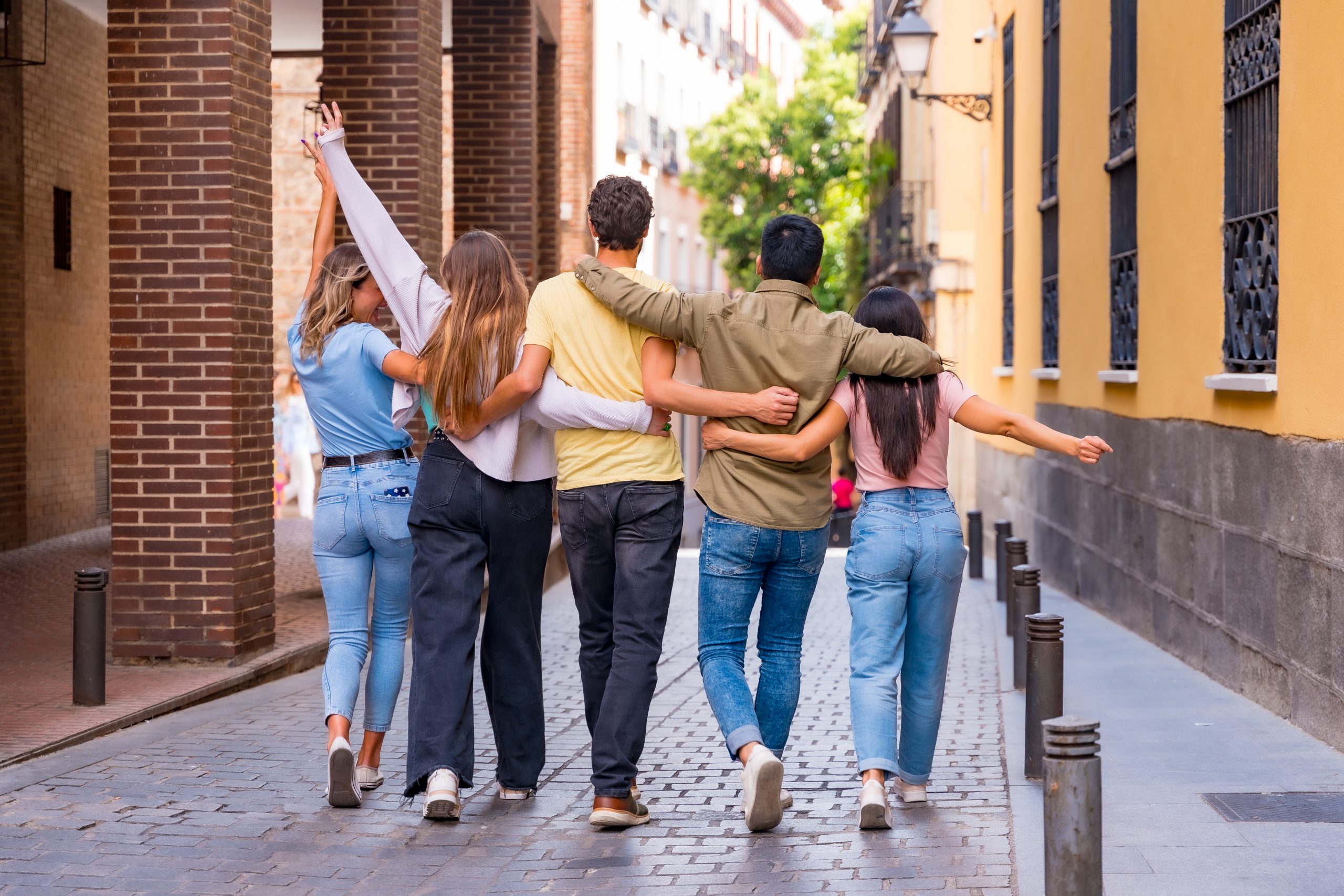 Wymiana zagraniczna – młodzież poznająca nowe miasto, bawi się świetnie razem.