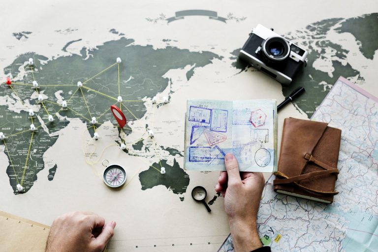 człowiek planuje podróż nad mapą