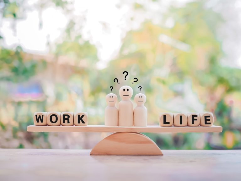 Ilustracja drewnianej wagi, obrazującej work-life balance.