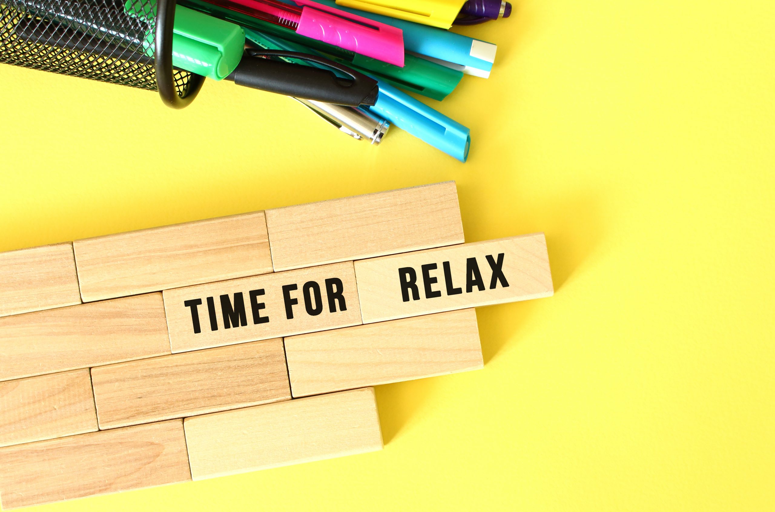 czas wolny, czas na relaks – drewniane klocki i kolorowe długopisy