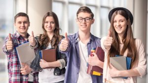 uśmiechnięci młodzi ludzie mężczyźni i kobiety w roli przyszłych studentów